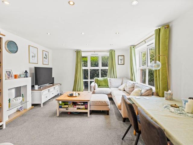 Flat for sale in Red Hill, Surrey