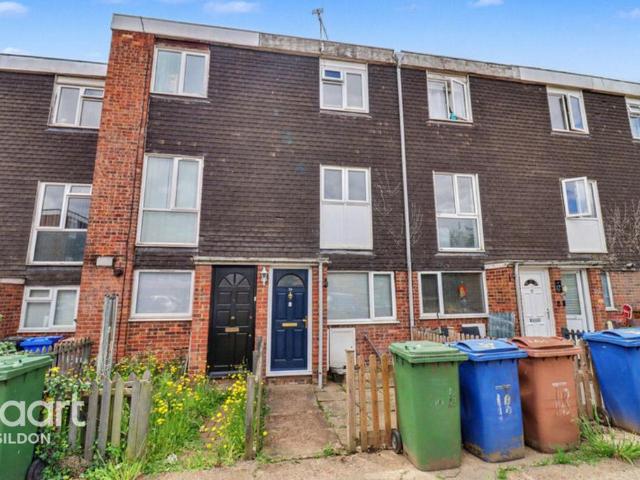 Flat for sale in Stanford-le-Hope, Essex
