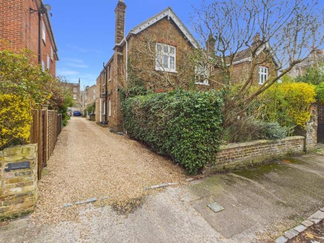 Flat for sale in Clewer Village, Windsor