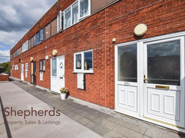 Flat for sale in Broxbourne, Hertfordshire