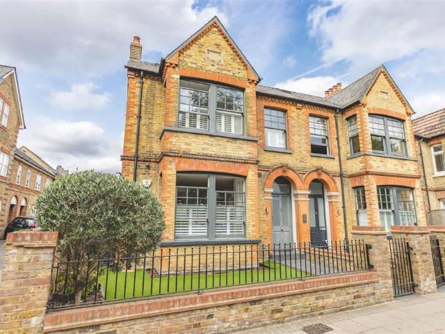 Flat for sale in Clewer Village, Windsor