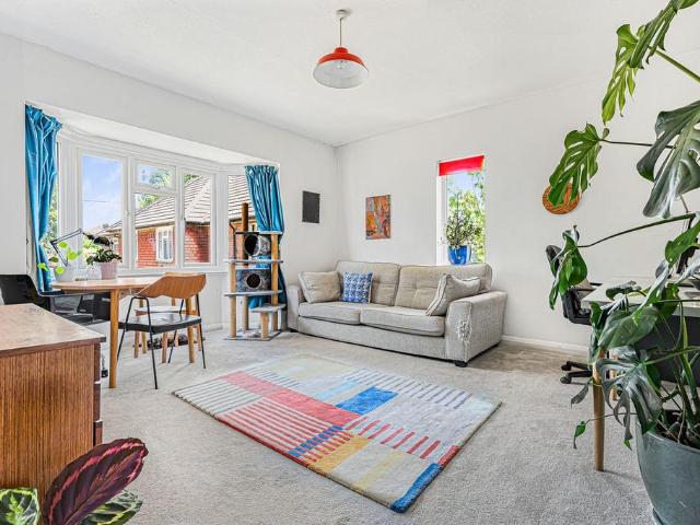 Flat for sale in Staines, Surrey