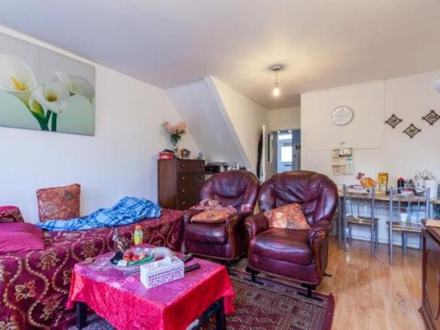 Flat for sale in Bromley-by-Bow, Bow