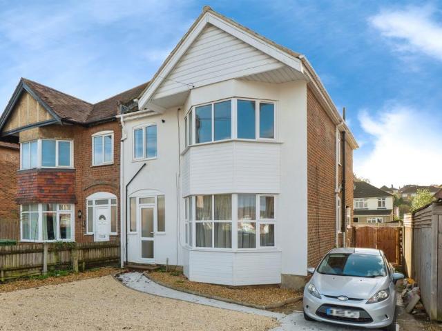 Flat for sale in Bitterne, Southampton