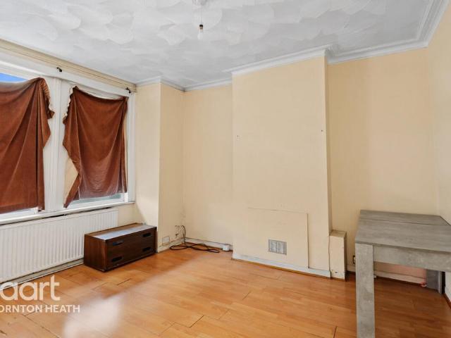Flat for sale in London Borough of Croydon, Thornton Heath