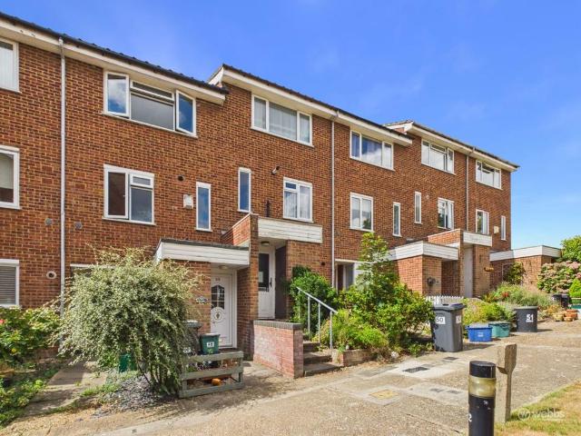 Flat for sale in London Borough of Croydon, Forestdale