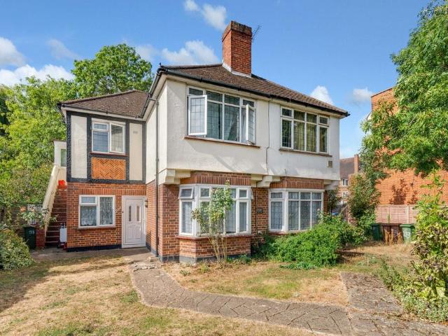 Flat for sale in Worcester Park, Greater London