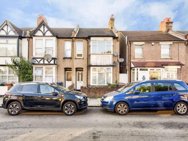 Flat for sale in Harrow Weald, Greater London