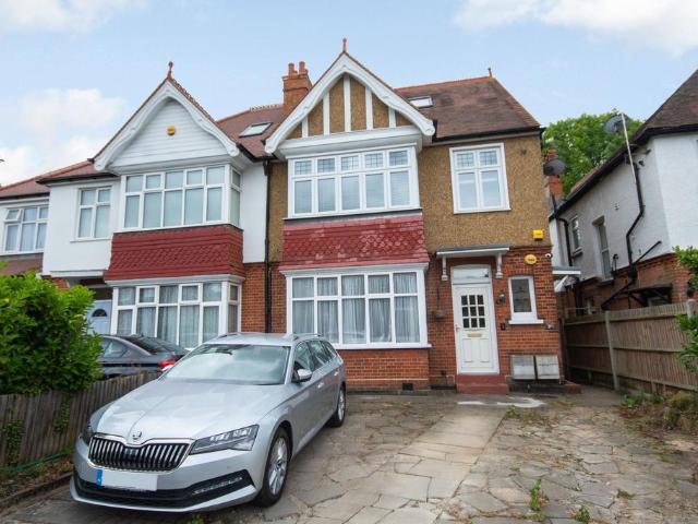 Flat for sale in Pinner, Greater London