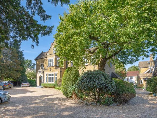 Flat for sale in Elmbridge, Surrey