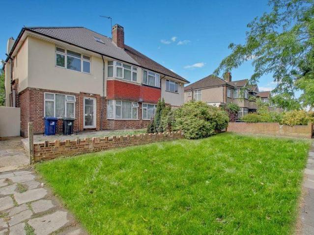 Flat for sale in London Borough of Ealing, Greater London