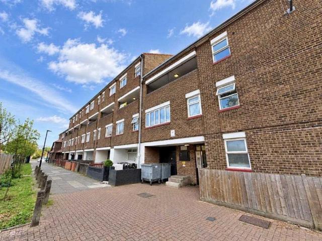 Flat for sale in London Borough of Hounslow, Greater London
