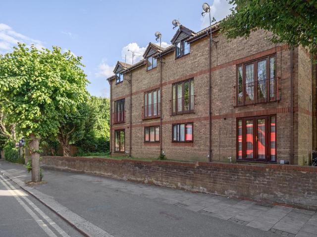 Flat for sale in Northumberland Heath, Greater London