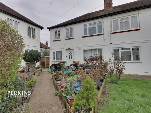 Flat for sale in London Borough of Ealing, Greenford