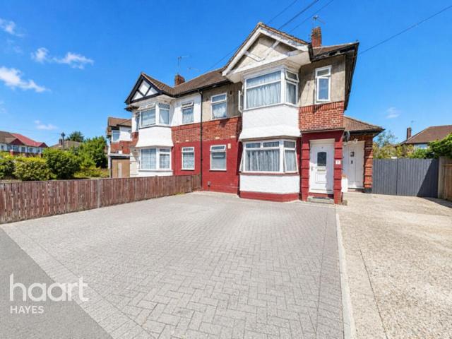 Flat for sale in Yeading, Greater London