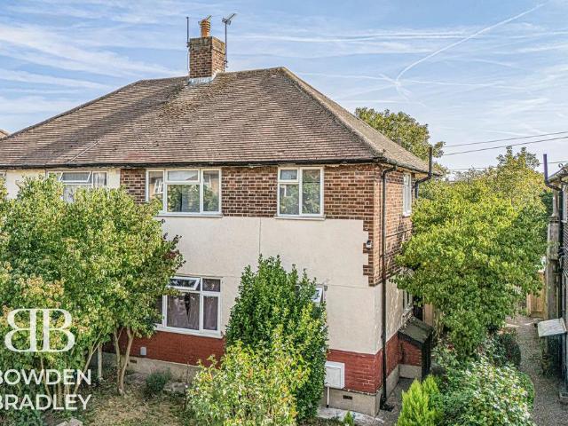 Flat for sale in Hainault, Greater London