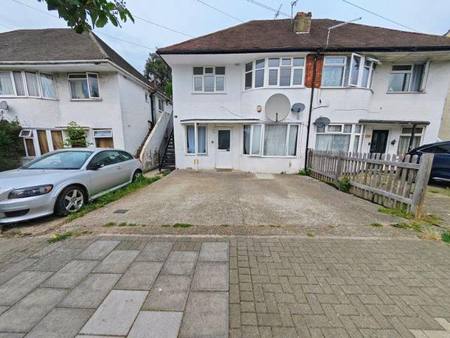 Flat for sale in Lane, Greater London