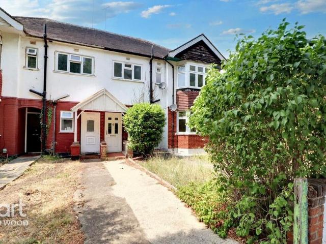 Flat for sale in Romford, Harold Wood