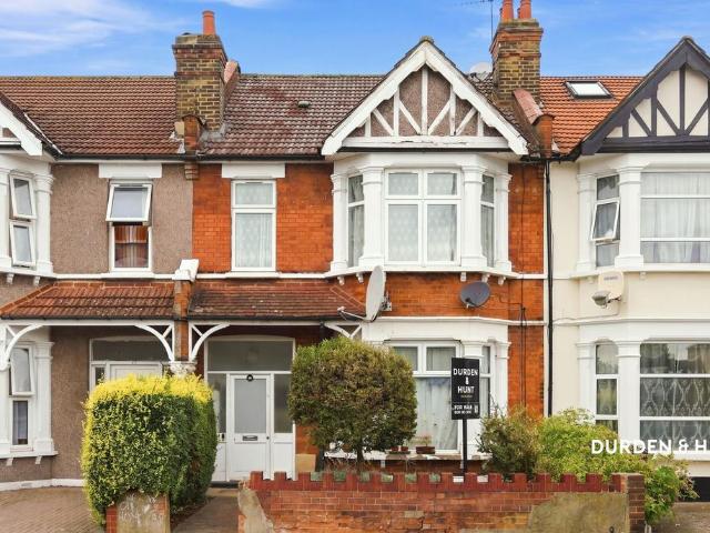 Flat for sale in London Borough of Redbridge, Greater London