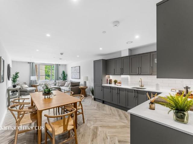 Flat for sale in Furzedown, Greater London