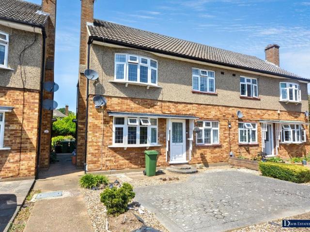 Flat for sale in Gidea Park, Greater London