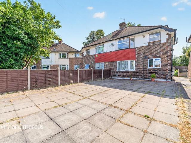Flat for sale in London Borough of Hounslow, Greater London