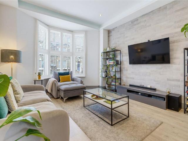 Flat for sale in Clapham Junction, Greater London