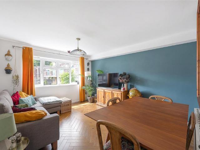 Flat for sale in Clapham Junction, Greater London