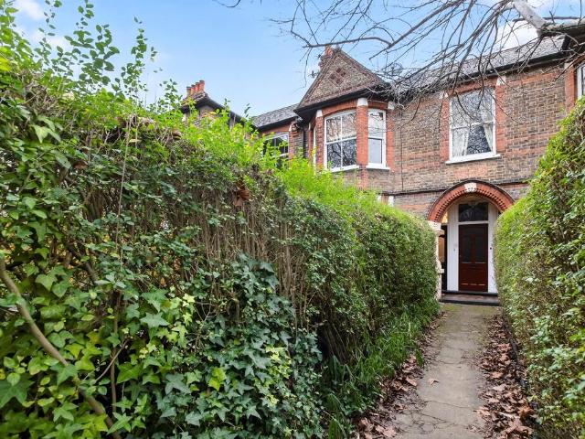 Flat for sale in London Borough of Ealing, Greater London