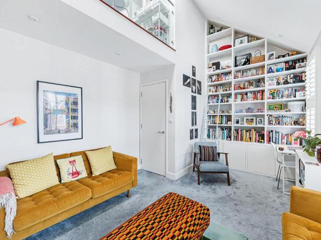 Flat for sale in London Borough of Ealing, Greater London
