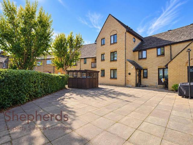 Flat for sale in Cheshunt, Broxbourne