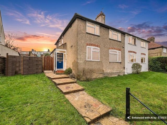 Flat for sale in Caterham on the Hill, Hillview
