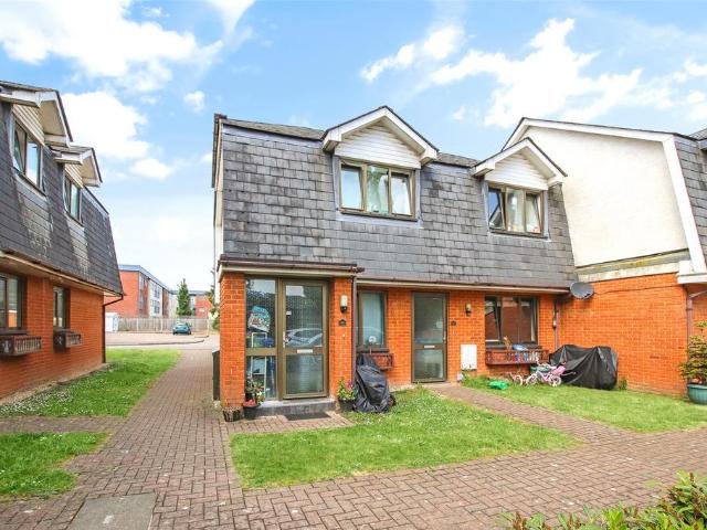 Flat for sale in Amen Corner, Binfield