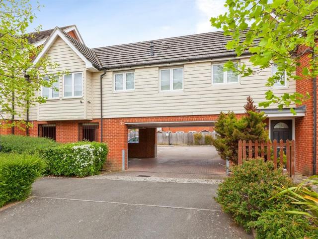 Flat for sale in Slough