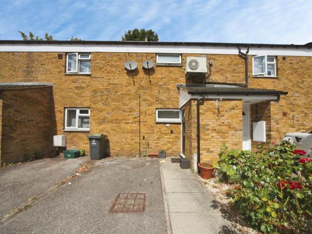 Flat for sale in Marsh Farm, Luton