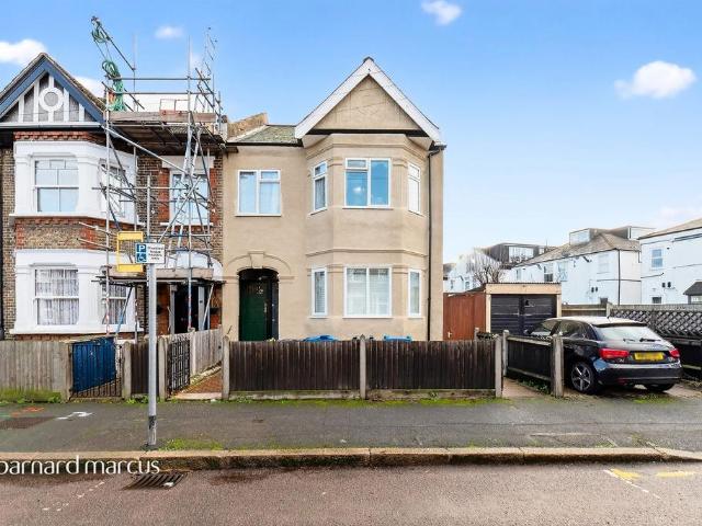Flat for sale in London Borough of Merton, Collier's Wood
