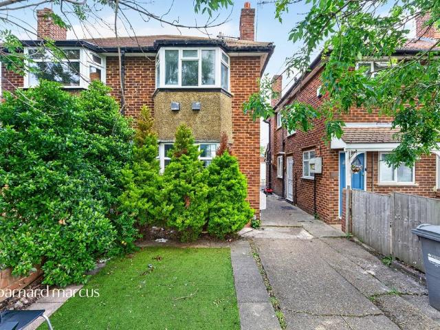 Flat for sale in London Borough of Hounslow, Greater London