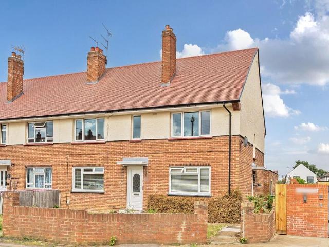 Flat for sale in Collier Row, Greater London