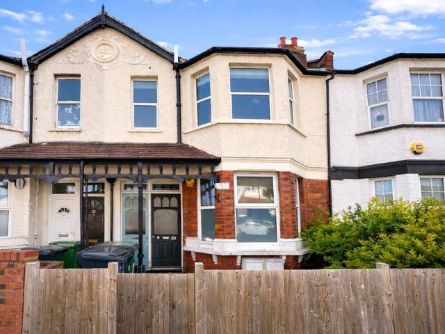 Flat for sale in London Borough of Lewisham, Bell Green