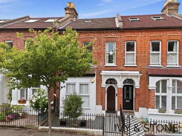 Flat for sale in Woodford, Greater London