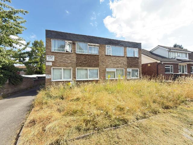 Flat for sale in Spring Park, Luton