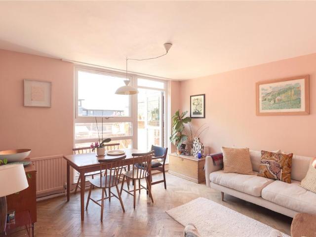Flat for sale in Peckham, Greater London