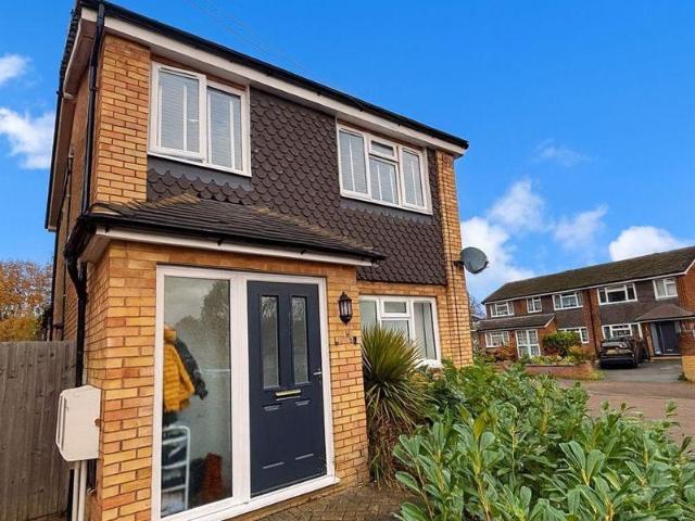 Flat for sale in How Wood, Five Acres