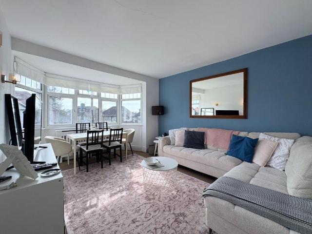 Flat for sale in Mill Hill, Greater London