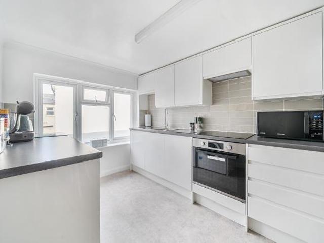 Flat for sale in Surbiton, Greater London