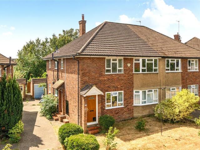 Flat for sale in Hook, Greater London