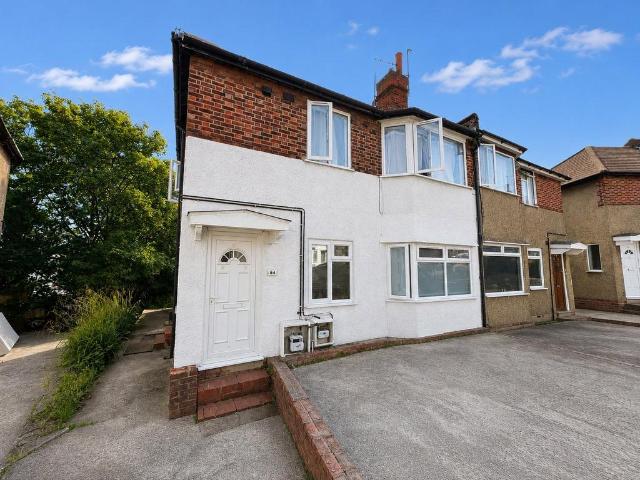Flat for sale in Brunswick Park, Greater London