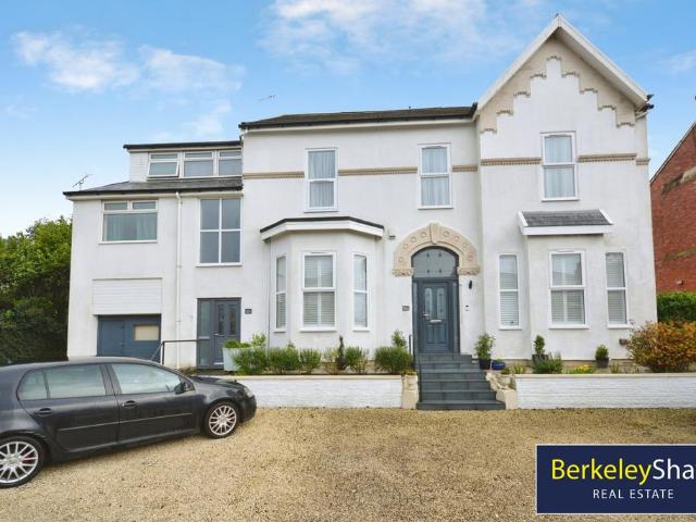 Flat for sale in Southport, Sefton