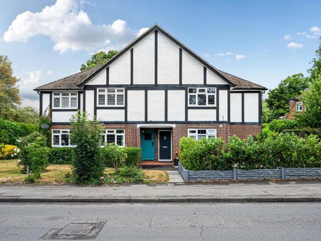 Flat for sale in The Wells, Surrey