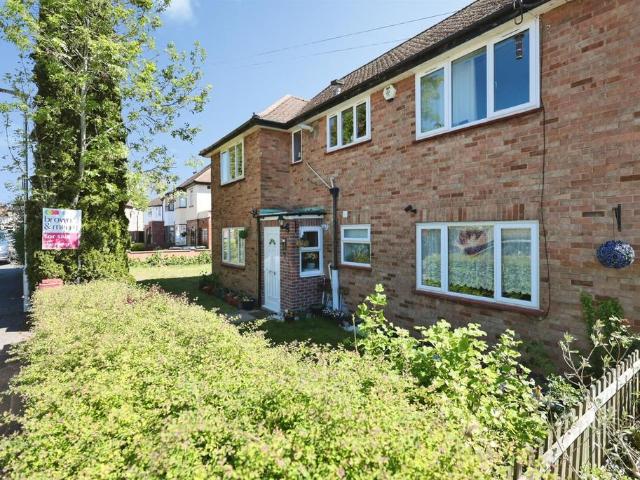 Flat for sale in North Watford, Hertfordshire